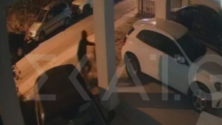 Εμπρηστική επίθεση στη Θεσσαλονίκη: Bίντεο από τη στιγμή που ο δράστης αφήνει τον εκρηκτικό μηχανισμό στο σπίτι του Σάββα Αναστασιάδη