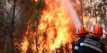 Εφιάλτης δίχως τέλος στο Μπορντό: Αναζωπύρωση της φωτιάς λόγω καύσωνα - Στάχτη 420.000 στρέμματα
