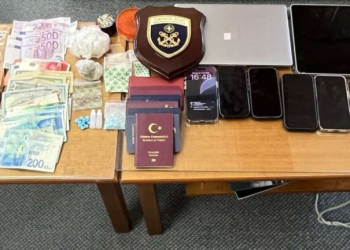 Έφοδος του Λιμενικού σε ιστιοφόρο στη Λευκάδα – Οκτώ συλλήψεις για ναρκωτικά