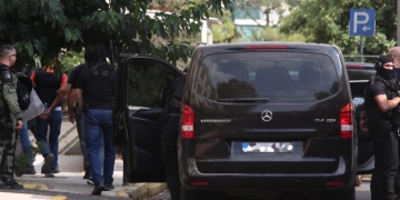 Έγκλημα Marfin: Γόνος εύπορης οικογένειας ο «ψηλός» που σπάει την τζαμαρία της τράπεζας - Μάχη για επιπλέον ταυτοποιήσεις