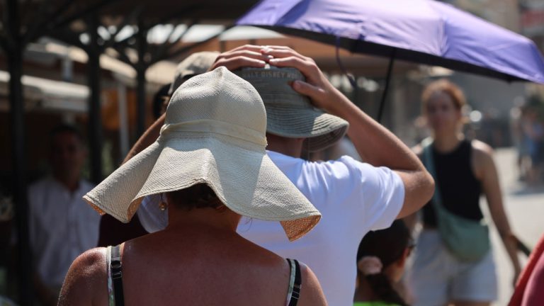 Εγκύκλιος του Υπ. Εργασίας για τον καύσωνα: Ακόμη και παύση εργασιών όπου απαιτείται