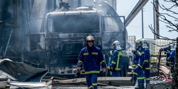 Έκρηξη σε εργοστάσιο στα Εξαμίλια: «Έγινε μία τρομερή έκρηξη και δυστυχώς έχασε τη ζωή του ένας 25χρονος»