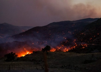 Εκτός ελέγχου η φωτιά στο νότιο Ρέθυμνο: 112 σε Λίγκρες και Αγία Παρασκευή