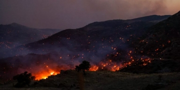 Εκτός ελέγχου η φωτιά στο νότιο Ρέθυμνο: 112 σε Λίγκρες και Αγία Παρασκευή