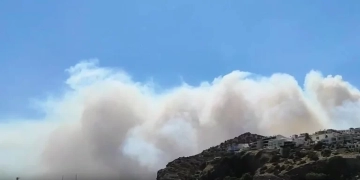 Eκτός ελέγχου η φωτιά στο νότιο Ρέθυμνο: Μπαράζ «112» για εκκενώσεις οικισμών – Σχέδιο εκκένωσης και από τη θάλασσα με πλωτά μέσα!