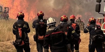Έλληνες πυροσβέστες επιχειρούν καθημερινά στα πύρινα μέτωπα της νότιας Γαλλίας - Δείτε βίντεο