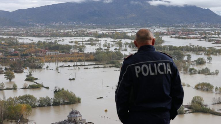 Ένας νεκρός και αρκετοί τραυματίες μετά από ισχυρές καταιγίδες στα Βαλκάνια