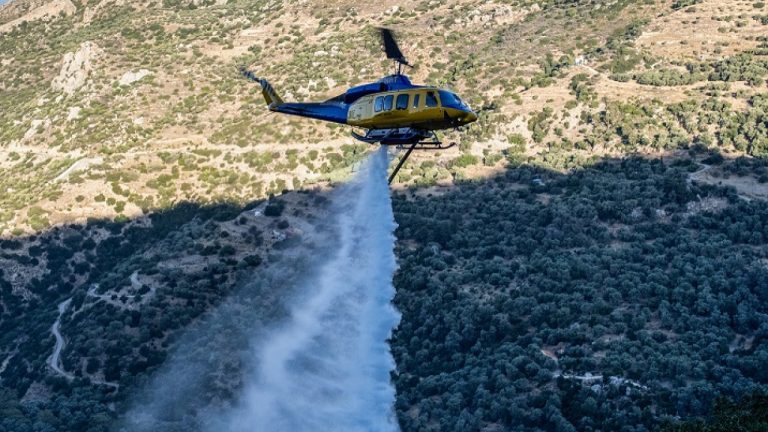 Ενισχύθηκαν οι δυνάμεις στη φωτιά σε αγροτοδασική έκταση στο Αδάμι στην Αργολίδα - Σηκώθηκαν 12 εναέρια