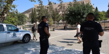 Επίθεση στην Ακρόπολη: Δίωξη για απόπειρα ανθρωποκτονίας στον 60χρονο για την επίθεση με μαχαίρι σε βάρος τουριστών