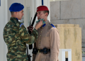 Εύζωνες στον καύσωνα: Δεν καταλαβαίνουν τίποτα παρά τις 40άρες - Δείτε φωτογραφίες