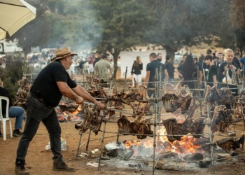 Φωτιά, αλάτσι και οφτό: Στα Ανώγεια η παράδοση του Ψηλορείτη ζωντανεύει ξανά