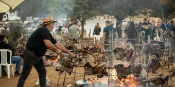 Φωτιά, αλάτσι και οφτό: Στα Ανώγεια η παράδοση του Ψηλορείτη ζωντανεύει ξανά