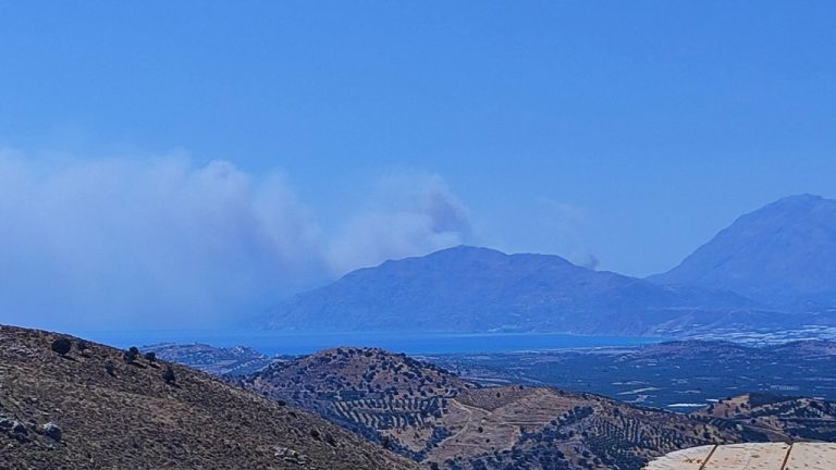 Φωτιά σε χαμηλή βλάστηση στην Κρύα Βρύση Ρεθύμνου: Ενισχύθηκαν οι δυνάμεις- Μήνυμα 112 για απομάκρυνση κατοίκων
