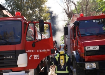 Φωτιά σε χαμηλή βλάστηση στην Πάρο - Επιχειρούν ισχυρές δυνάμεις της Πυροσβεστικής