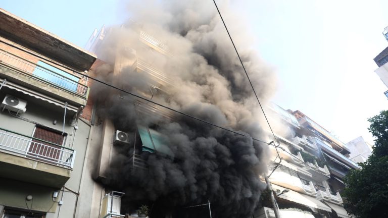 Φωτιά σε διαμέρισμα στον Πειραιά: Κινητοποίηση της Πυροσβεστικής στο σημείο - Δείτε βίντεο