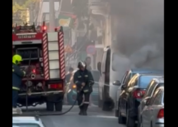 Φωτιά σε σταθμευμένο αυτοκίνητο στο κέντρο του Πειραιά - Δείτε βίντεο