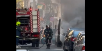 Φωτιά σε σταθμευμένο αυτοκίνητο στο κέντρο του Πειραιά - Δείτε βίντεο