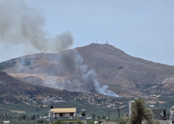 Φωτιά στη Μεσαρά: Ήχησε το 112 – «Σηκώθηκαν» ελικόπτερα