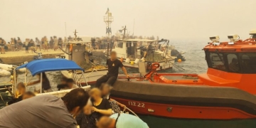 Φωτιά στη Βοιωτία: Έχουν απεγκλωβιστεί 80 άτομα από τον Άγιο Βασίλειο με πλωτά μέσα - Δείτε φωτογραφίες