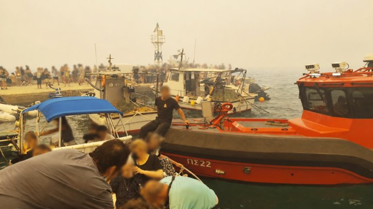 Φωτιά στη Βοιωτία: Έχουν απεγκλωβιστεί 80 άτομα από τον Άγιο Βασίλειο με πλωτά μέσα - Δείτε φωτογραφίες