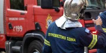 Φωτιά στην Καλλιθέα: Άνδρας ανασύρθηκε χωρίς τις αισθήσεις του από διαμέρισμα