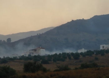 Φωτιά στην Κάρυστο: Ενισχύθηκαν οι δυνάμεις - Μήνυμα 112 για απομάκρυνση προς τον Αετό