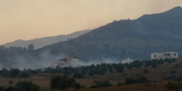 Φωτιά στην Κάρυστο: Ενισχύθηκαν οι δυνάμεις - Μήνυμα 112 για απομάκρυνση προς τον Αετό