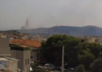 Φωτιά στην περιοχή 40 Μάρτυρες Αχαρνών - Καίει κοντά σε σπίτια