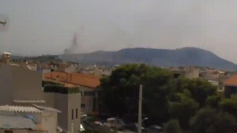 Φωτιά στην περιοχή 40 Μάρτυρες Αχαρνών - Καίει κοντά σε σπίτια