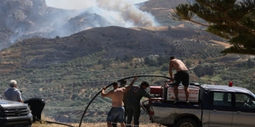 Φωτιά στο νότιο Ρέθυμνο: Συνελήφθη ο υπεύθυνος λειτουργίας δικτύου του ΔΕΔΔΗΕ – Συνεχίζεται η μάχη με τις φλόγες