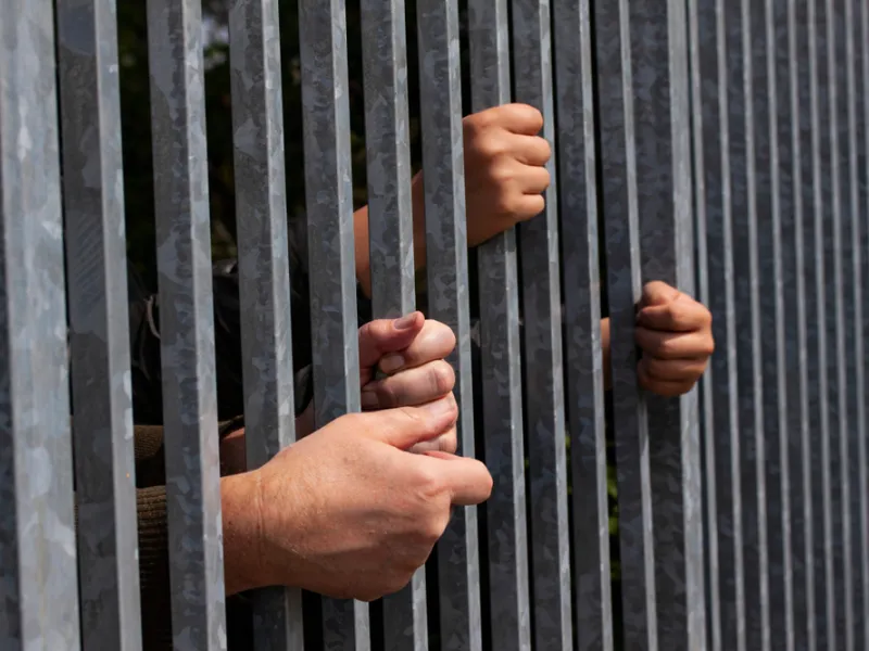Γαλλία: Η Βουλή ενέκρινε ισόβια για κατά συρροή βιαστές ανηλίκων κάτω των 15