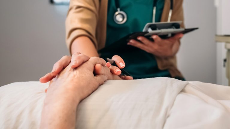Γαλλία: Το κοινοβούλιο ενέκρινε τον νόμο για την ιατρικώς υποβοηθούμενη αυτοκτονία