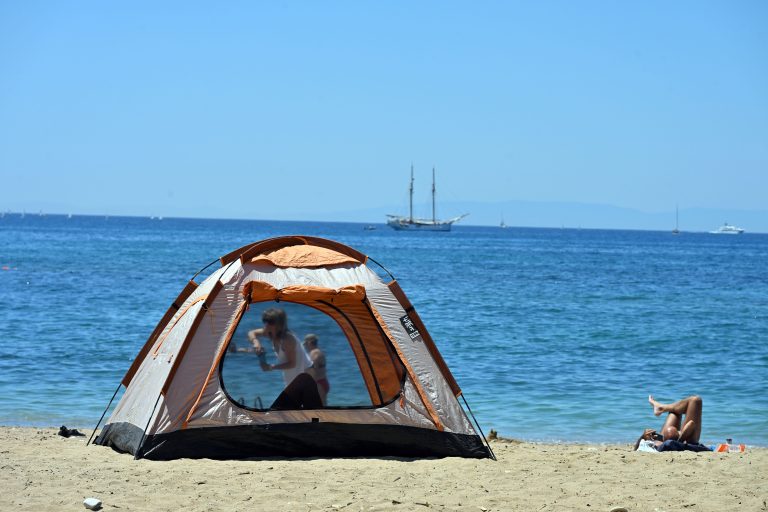 Γέμισαν οι παραλίες στην Κρήτη, στα ύψη ο υδράργυρος σε όλη τη χώρα – Σε ποια περιοχή η θερμοκρασία ξεπέρασε για πρώτη φορά φέτος τους 40°C!