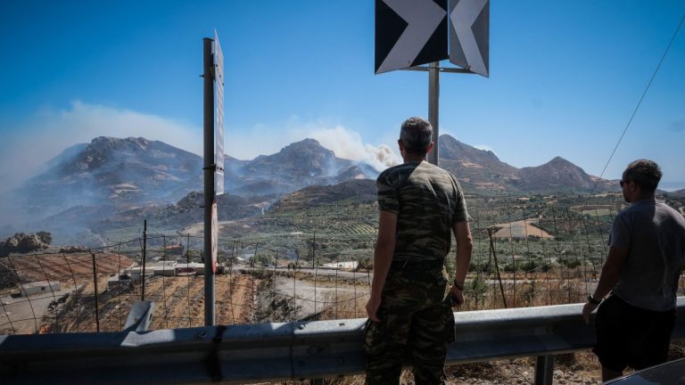 Η χώρα σε πύρινο κλοιό: Μάχη με τις φλόγες σε πολλαπλά μέτωπα - Μαίνονται φωτιές σε Ρέθυμνο, Αχαΐα, Πάρο
