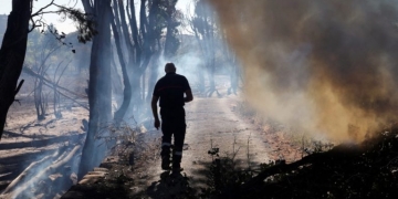 Η Ευρώπη στις φλόγες: Από τη Μεσόγειο έως τη Σκανδιναβία, το καλοκαίρι που αλλάζει τον χάρτη των μεγα-πυρκαγιών