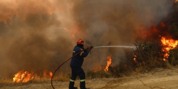 Ιεράπετρα: Φωτιά κοντά στο φράγμα Μπραμιανών – Ανησυχία λόγω των ανέμων