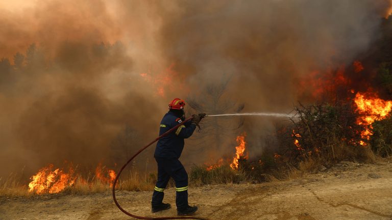 Ιεράπετρα: Φωτιά κοντά στο φράγμα Μπραμιανών – Ανησυχία λόγω των ανέμων
