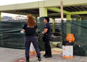 Ιεράπετρα: Στα κιόσκια της πλατείας… με φύλαξη του Λιμενικού, διανυκτέρευσαν οι 42 μετανάστες