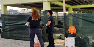 Ιεράπετρα: Στα κιόσκια της πλατείας… με φύλαξη του Λιμενικού, διανυκτέρευσαν οι 42 μετανάστες
