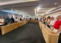 Ηράκλειο: Ενός λεπτού σιγή στη μνήμη της Βάγιας Νέστορα στη σύσκεψη στελεχών της ΝΔ με τον Λ. Αυγενάκη