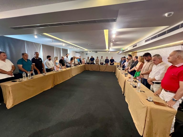 Ηράκλειο: Ενός λεπτού σιγή στη μνήμη της Βάγιας Νέστορα στη σύσκεψη στελεχών της ΝΔ με τον Λ. Αυγενάκη
