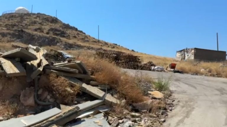 Ηράκλειο: Σήμα κινδύνου από την Πυροσβεστική για τα «βουνά» σκουπιδιών γύρω από τον καταυλισμό – «Πρέπει να απομακρυνθούν αλλιώς θα έχουμε προβλήματα το καλοκαίρι»