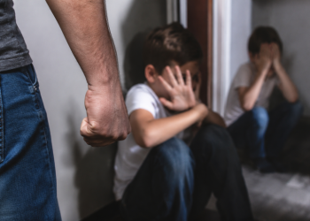 Ηράκλειο: Σπιτονοικοκύρης ενοχλήθηκε από τις φωνές, «μπούκαρε» στο διαμέρισμα και φέρεται να έβαλε μαξιλάρι στο πρόσωπο 8χρονου!