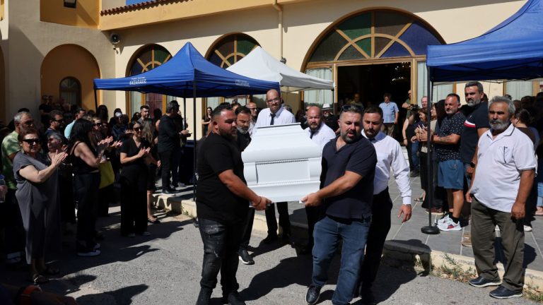 Ηράκλειο: Το τελευταίο αντίο στην δημοσιογράφο Μαρία Αντωνογιαννάκη - Δείτε φωτογραφίες