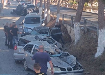 Ηράκλειο: Τρελή πορεία αυτοκινήτου – Διέλυσε σταθμευμένα ΙΧ και τούμπαρε στη μέση του δρόμου