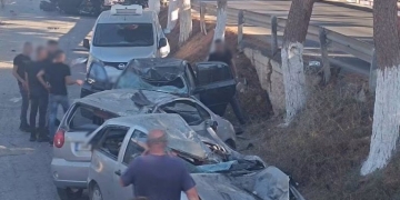 Ηράκλειο: Τρελή πορεία αυτοκινήτου – Διέλυσε σταθμευμένα ΙΧ και τούμπαρε στη μέση του δρόμου