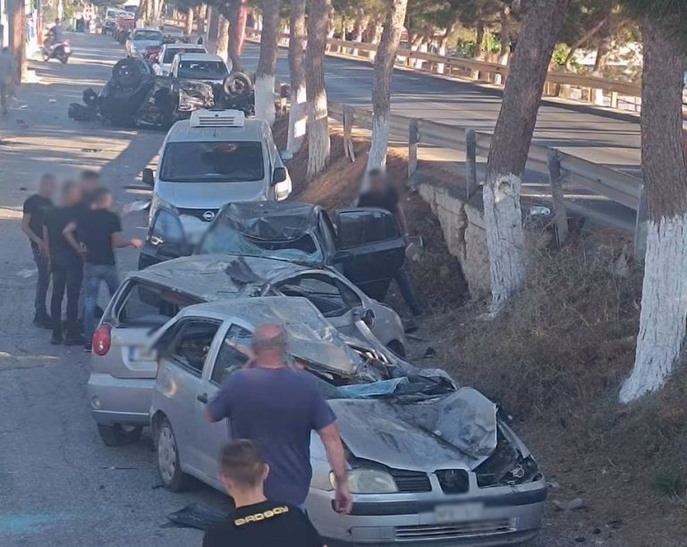 Ηράκλειο: Τρελή πορεία αυτοκινήτου – Διέλυσε σταθμευμένα ΙΧ και τούμπαρε στη μέση του δρόμου