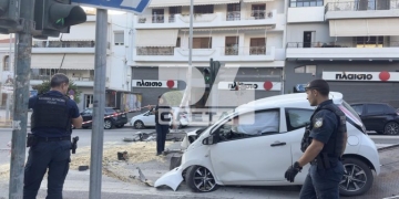Ηράκλειο: Τροχαίο με το… καλημέρα – Αυτοκίνητο «καρφώθηκε» σε κολόνα