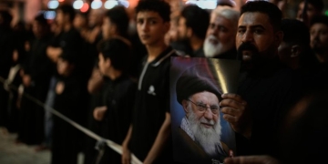 Ιράν: Η σορός του αγιατολάχ Χαμενεΐ έφθασε στο Ιράκ, παραμονή των νεκρικών πομπών