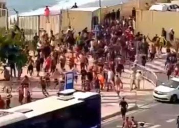 Ισπανία: Η κυβέρνηση στέλνει στρατό στη Θέουτα μετά τη μαζική είσοδο μεταναστών από το Μαρόκο - Ένας νεκρός
